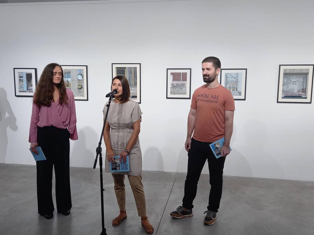 Sa otvaranja izložbe u Podgorici: Vukoslavović, Karadžić i Dragović