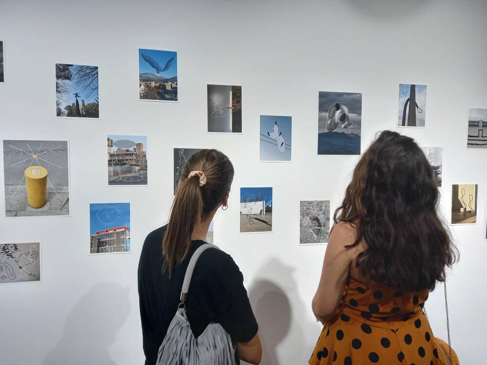 <p>Milena Vukoslavović i Srđa Dragović se na različite, originalne i jedinstvene načine bave percepcijom i refleksijom neposrednog i neupadljivog prostora, a izložba njihovih radova otvorena je u podgoričkoj Modernoj galeriji</p>