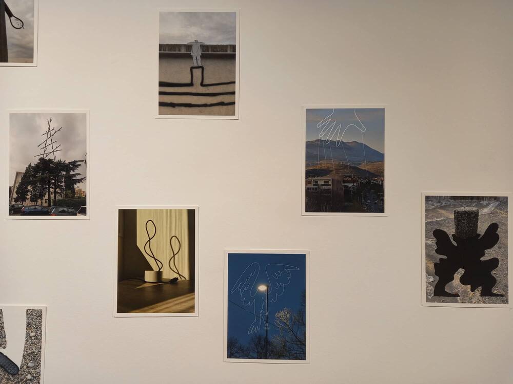 <p>Milena Vukoslavović i Srđa Dragović se na različite, originalne i jedinstvene načine bave percepcijom i refleksijom neposrednog i neupadljivog prostora, a izložba njihovih radova otvorena je u podgoričkoj Modernoj galeriji</p>