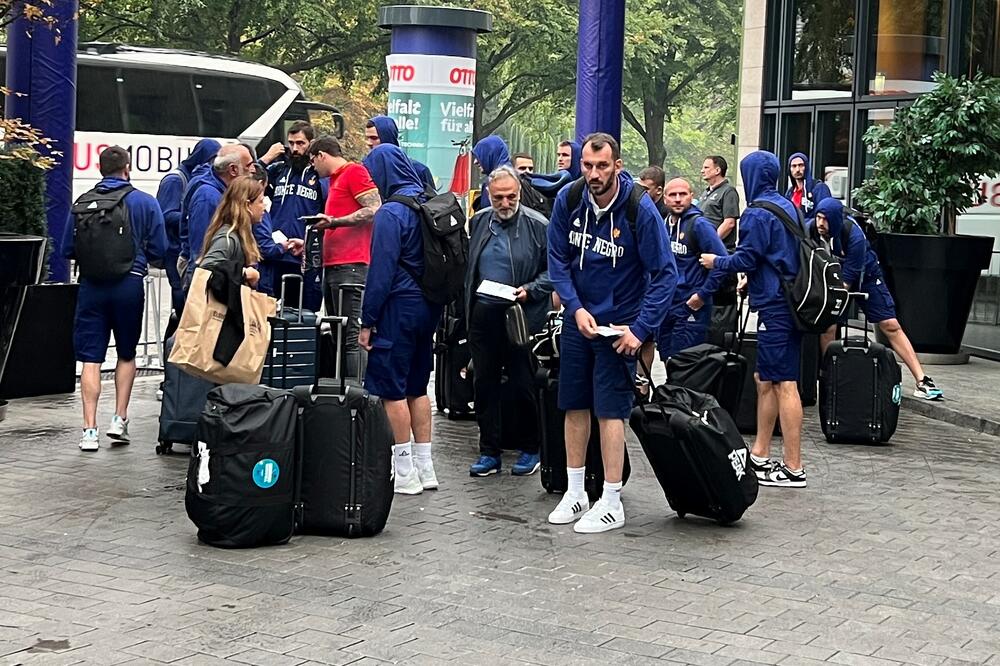 Crnogorska delegacija ispred hotela „Šeraton Grand” u Berlinu
