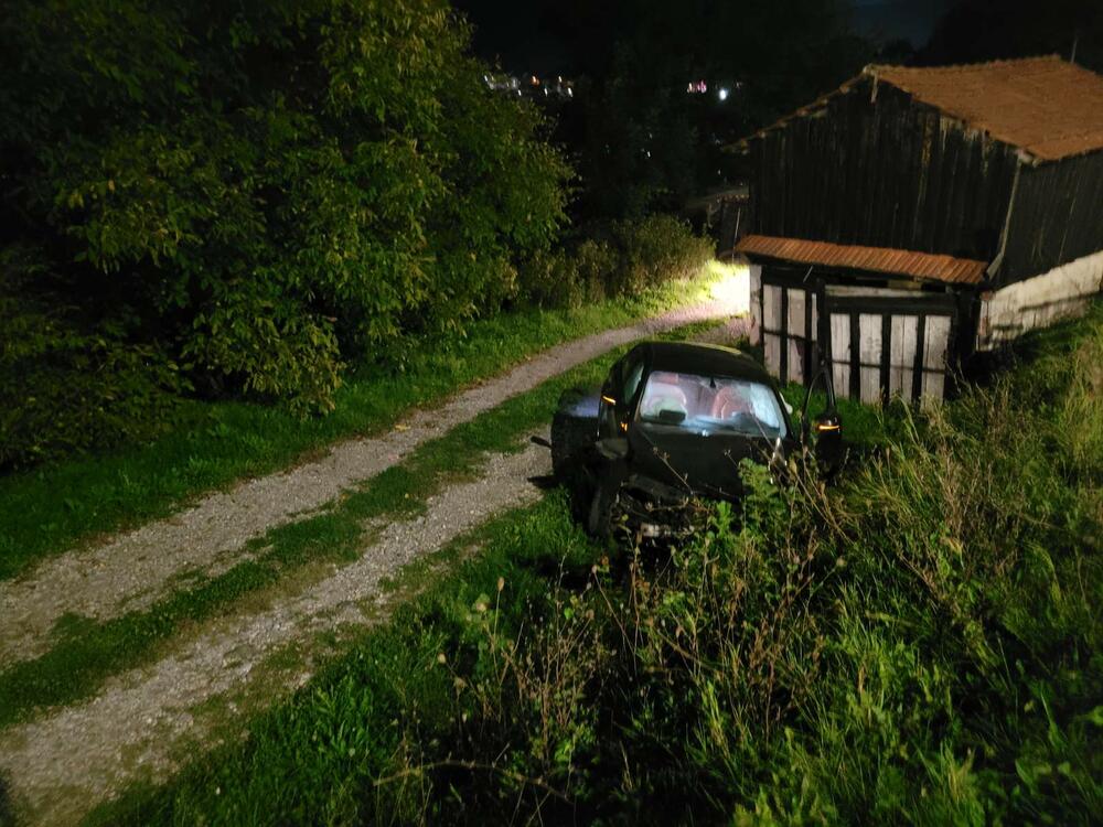 <p>Omar Zoronjić je , krećući se obilaznicom iz pravca Ribarevina prema Nedakusima, iz za sada neutvrđenih razloga, skrenuo ulijevo, udario u betonski zid sa ogradom i prevrnuo se pored puta</p>