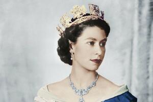 Njeno kraljevsko veličanstvo kraljica Elizabeta Druga