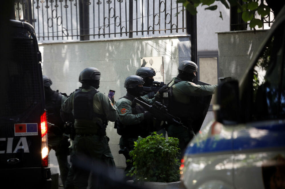 Specijalna policijska jedinica Albanije ulazi u ambasadu Irana u Tirani, Foto: REUTERS