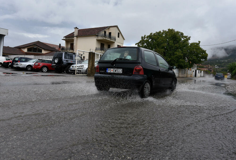 <p>U Baru su pala 62 litra po metru kvadratnom, Cetinju 69, Herceg Novom 64, a Podgorici 47</p>