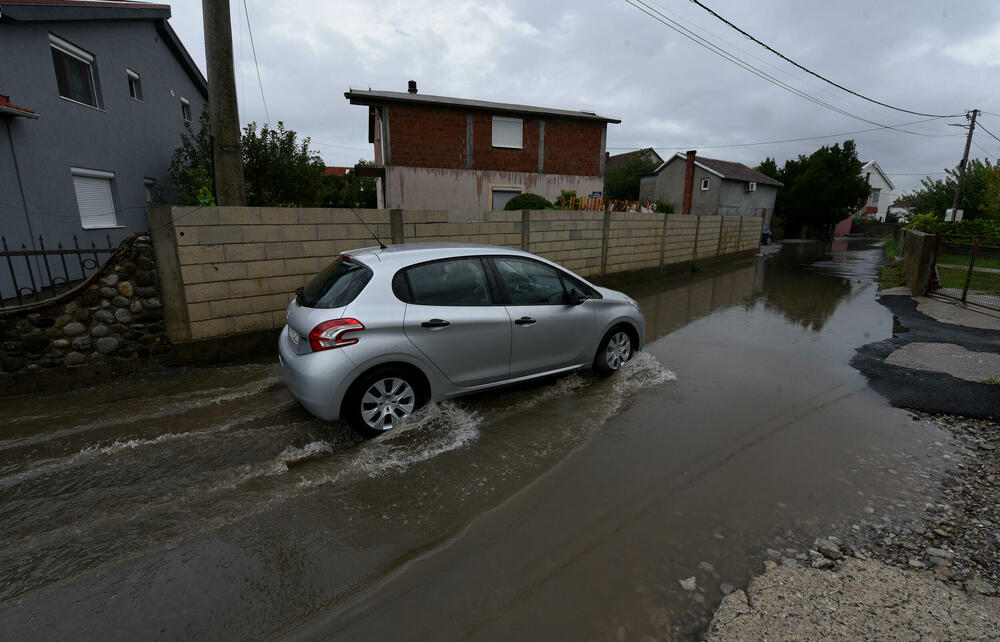 <p>U Baru su pala 62 litra po metru kvadratnom, Cetinju 69, Herceg Novom 64, a Podgorici 47</p>