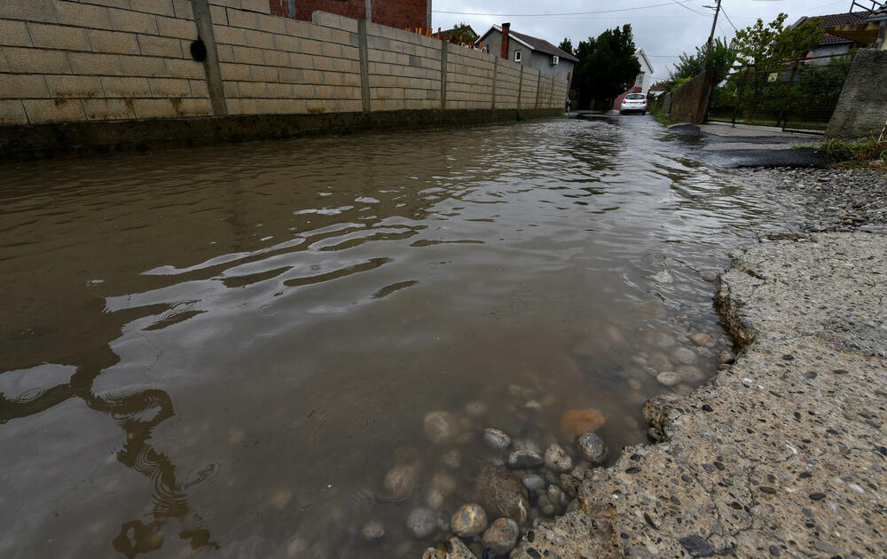 <p>U Baru su pala 62 litra po metru kvadratnom, Cetinju 69, Herceg Novom 64, a Podgorici 47</p>