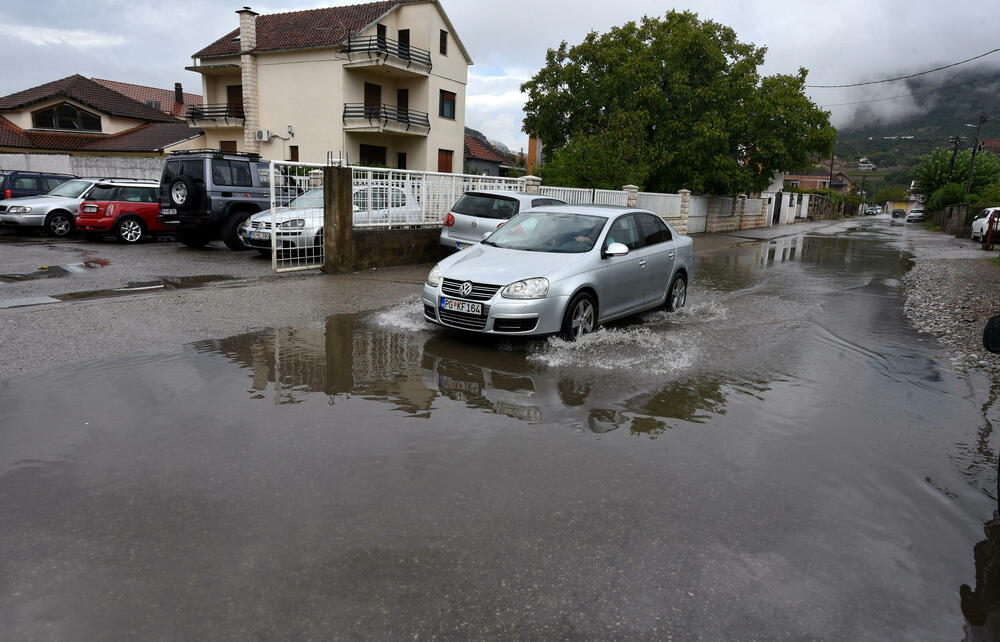 <p>U Baru su pala 62 litra po metru kvadratnom, Cetinju 69, Herceg Novom 64, a Podgorici 47</p>