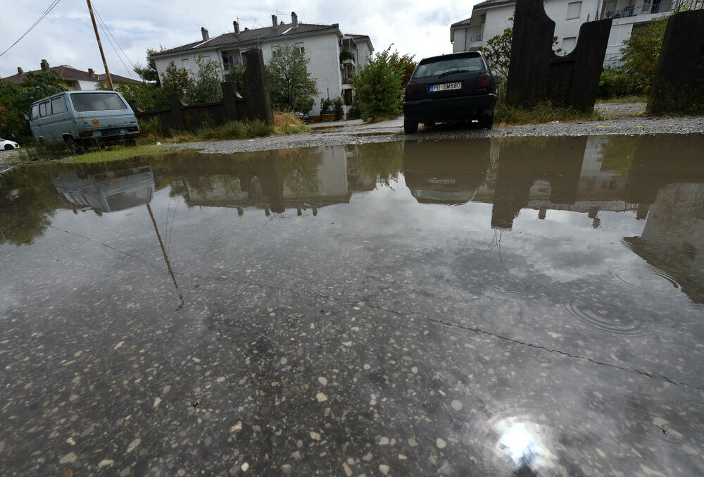 <p>U Baru su pala 62 litra po metru kvadratnom, Cetinju 69, Herceg Novom 64, a Podgorici 47</p>