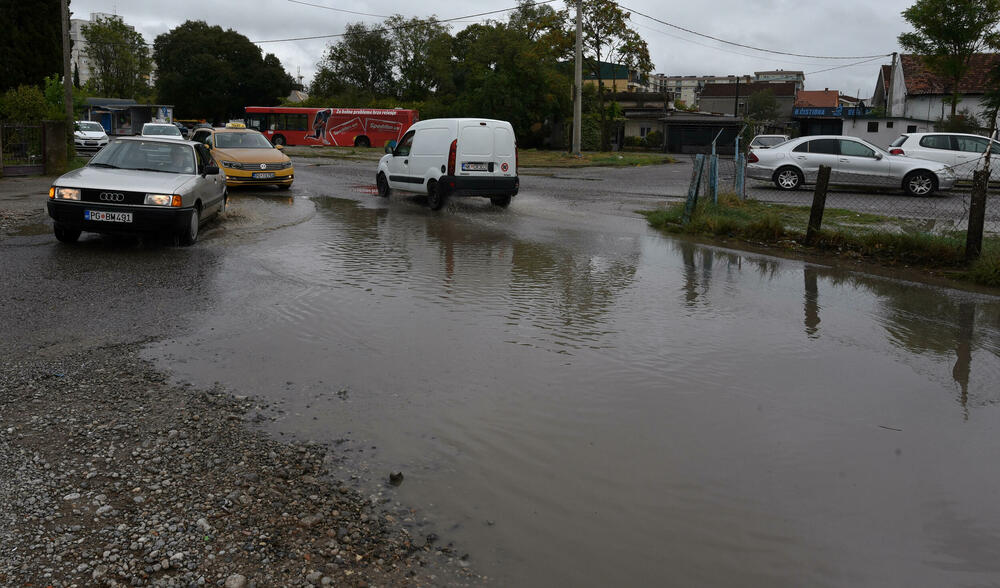 <p>U Baru su pala 62 litra po metru kvadratnom, Cetinju 69, Herceg Novom 64, a Podgorici 47</p>