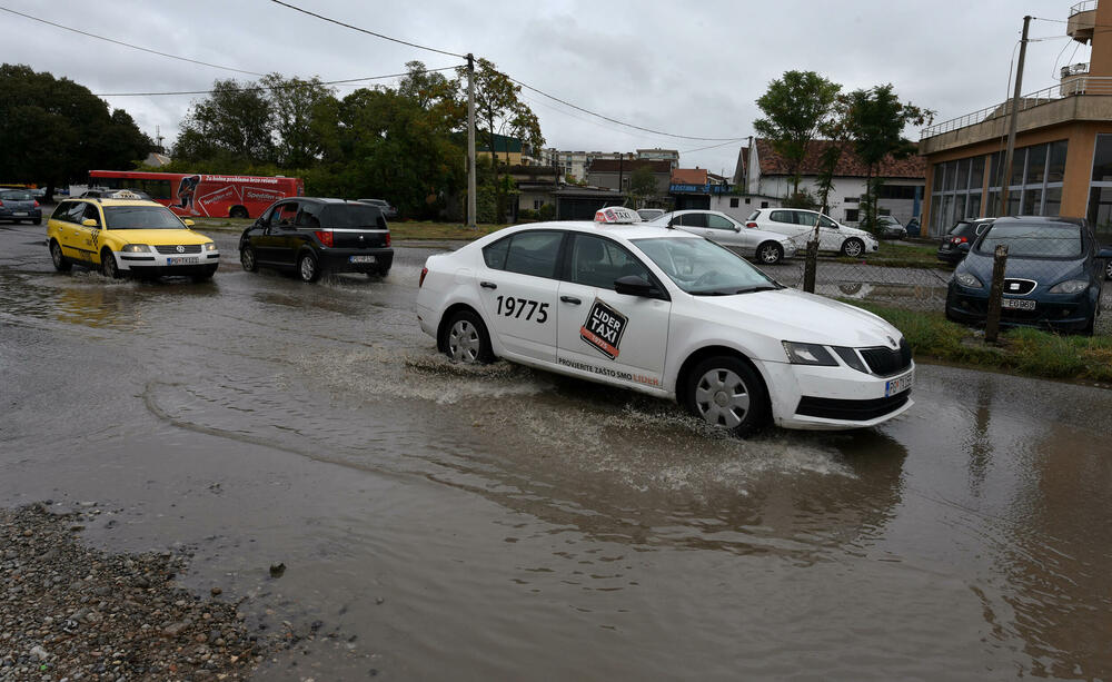 <p>U Baru su pala 62 litra po metru kvadratnom, Cetinju 69, Herceg Novom 64, a Podgorici 47</p>