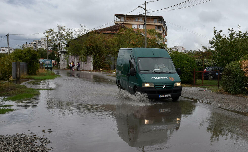 <p>U Baru su pala 62 litra po metru kvadratnom, Cetinju 69, Herceg Novom 64, a Podgorici 47</p>