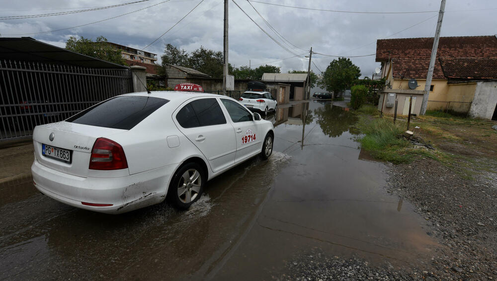 <p>U Baru su pala 62 litra po metru kvadratnom, Cetinju 69, Herceg Novom 64, a Podgorici 47</p>