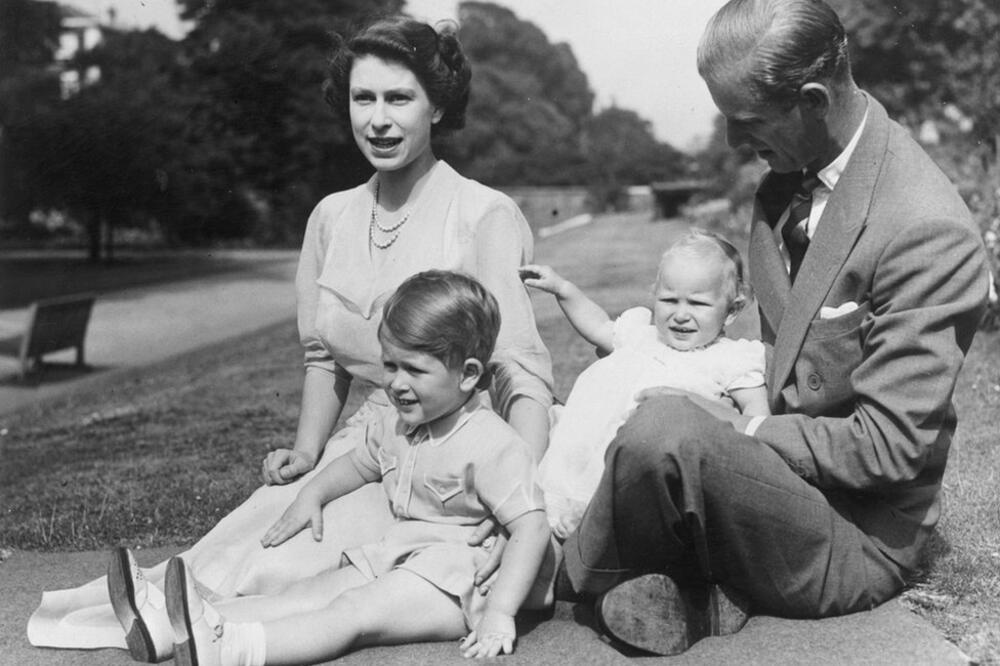 Princeza Elizabeta i princ Filip, fotografisani u krugu Klarens hausa sa princom Čarlsom i princezom Anom u avgustu 1951., Foto: Getty Images
