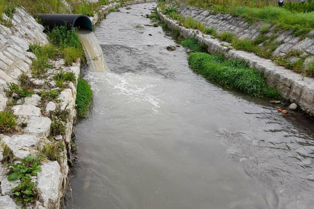 Otpadne vode teku direktno u rijeku, Foto: ED Breznica