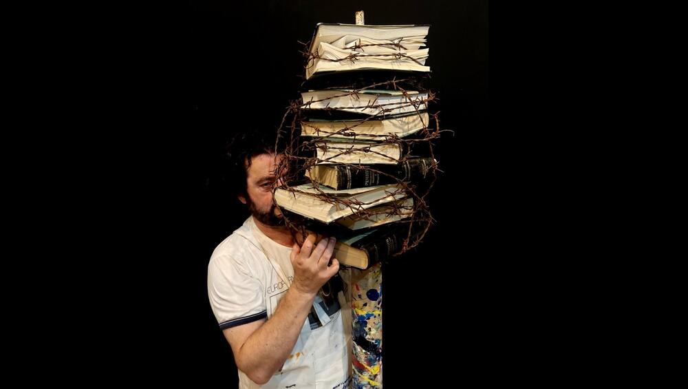 Lutovac sa svojom umjetničkom instalacijom