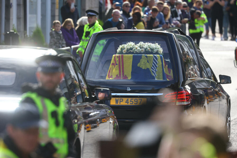 Vozilo prevozi kovčeg sa tijelom kraljice, Foto: Reuters