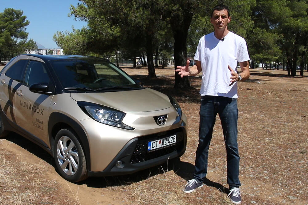 Urednik i voditelj emisije Saša Marković sa Tojotom Ajgo Kros, Foto: TV Vijesti