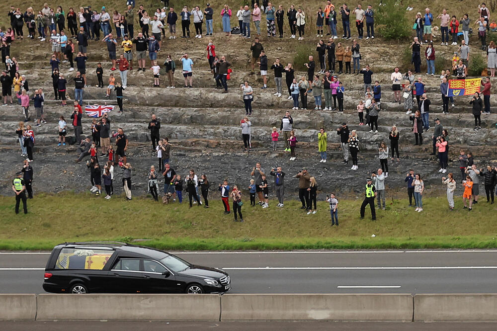 <p>Povorka je prešla gotovo 300 kilometara od zamka Balmoral u Škotskoj do Edinburga</p>