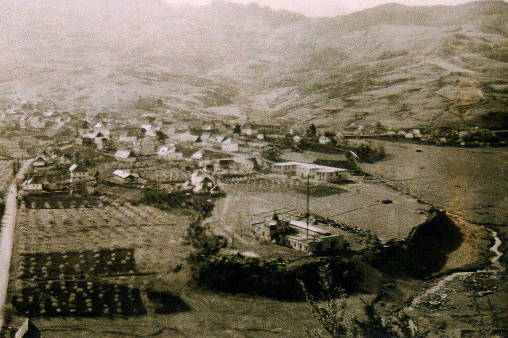 Centrala i pilana u prvom planu, u pozadini nezavršena zgrada gimnazije, Foto: Privatna arhiva