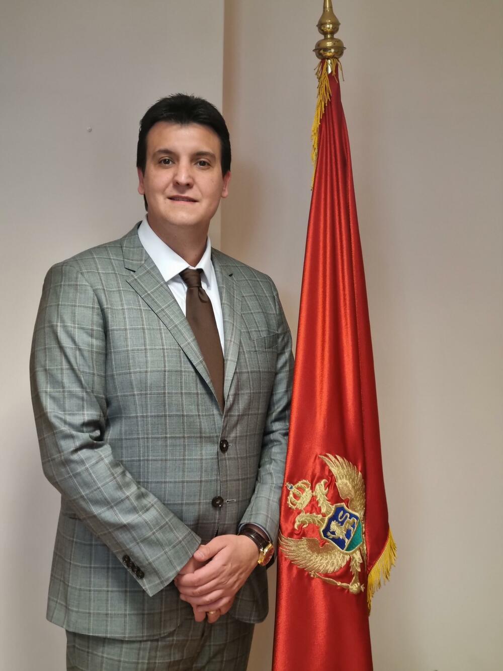 Potrebna vlast diskontinuiteta koja će sprovesti “pravosudnu sablju”: Andrej Milović
