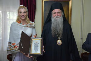 Joanikije uručio Mariji Vuković ikonu Svetog Vasilija Ostroškog