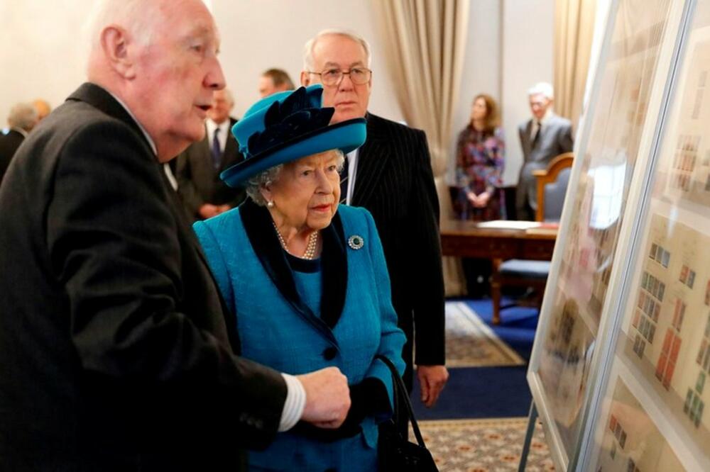 Kraljici su pokazani razni poštanski eksponati tokom posete Kraljevskom filatelističkom društvu u Londonu 2019. godine, Foto: Getty Images