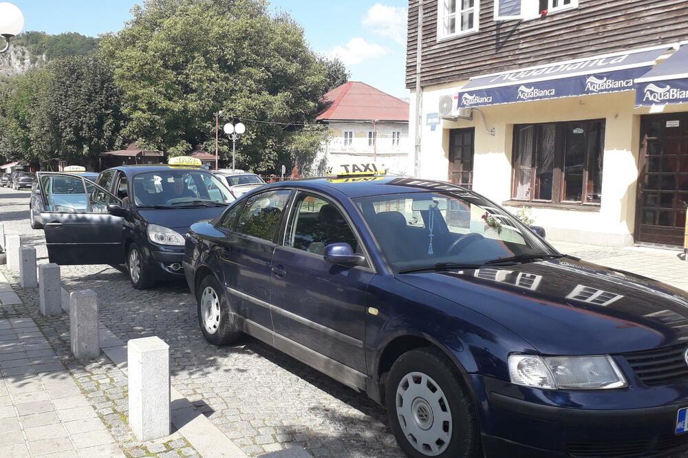 Taksi stajalište u centru grada (arhivska fotografija), Foto: Dragana Šćepanović