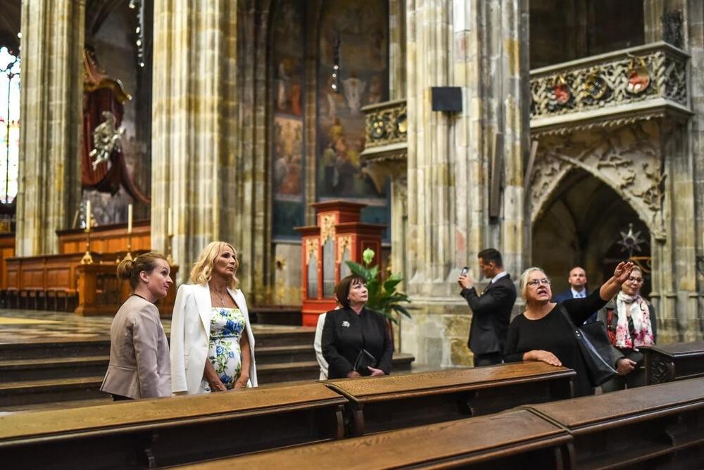 <p>Predsjednik Crne Gore Milo Đukanović je danas dočekan danas uz najviše vojne i državne počasti ispred Praškog dvorca u Pragu</p>