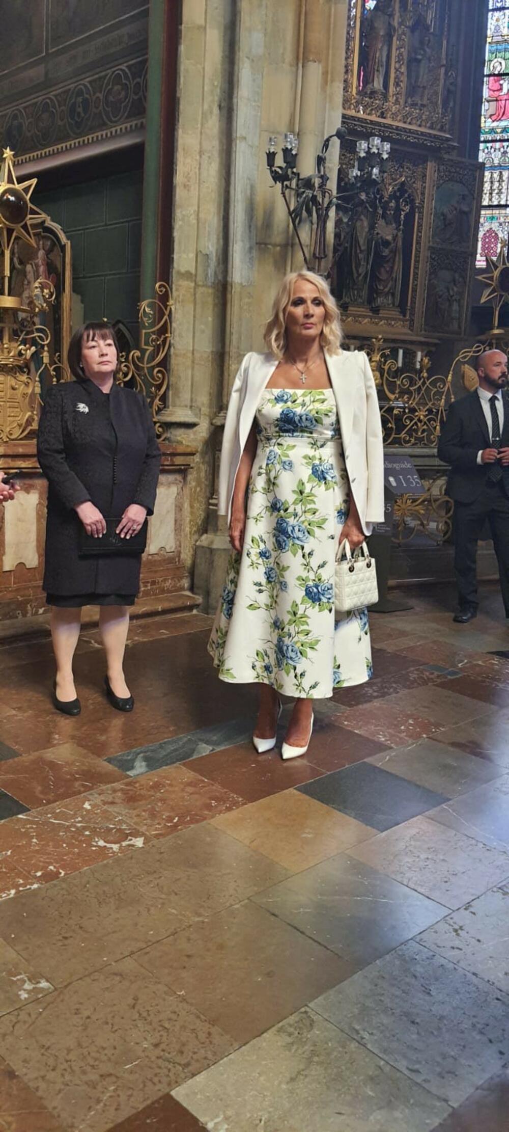 <p>Predsjednik Crne Gore Milo Đukanović je danas dočekan danas uz najviše vojne i državne počasti ispred Praškog dvorca u Pragu</p>