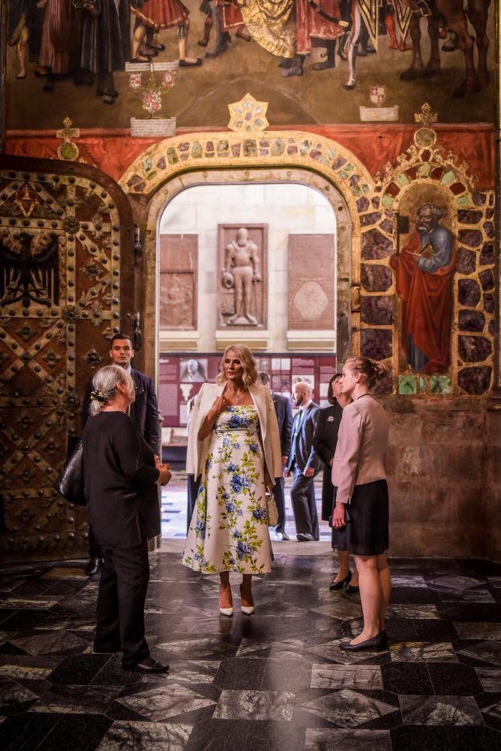 <p>Predsjednik Crne Gore Milo Đukanović je danas dočekan danas uz najviše vojne i državne počasti ispred Praškog dvorca u Pragu</p>