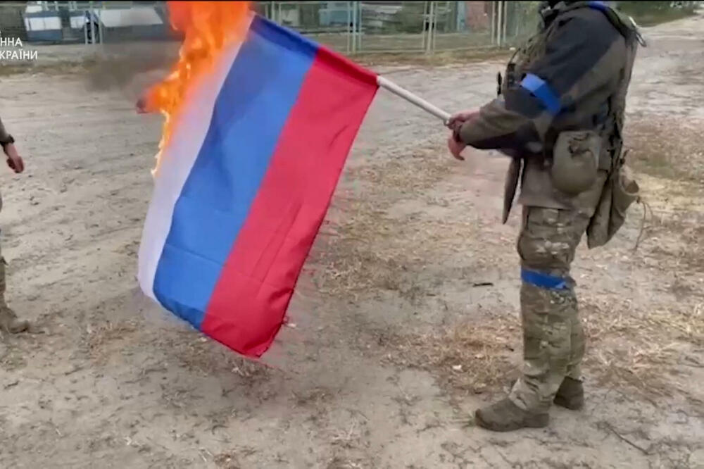 Ukrajinski vojnici pale rusku zastavu u Vovčansku, Foto: Rojters