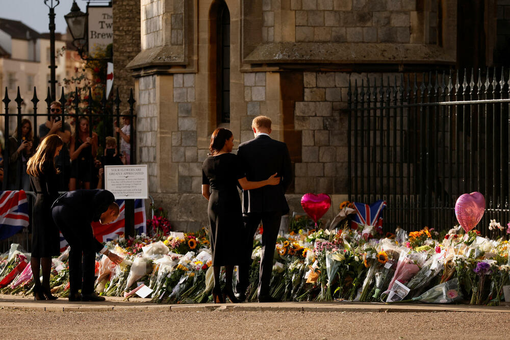 <p>Godine 1997, nakon što je Dajana u 36. godini poginula u saobraćajnoj nesreći u Parizu, Vilijam i Hari, stari 15 i 12 godina, hodali su centrom Londona uz njen kovčeg, što je jedan od prizora koji je obilježio njihov život</p>  <div contenteditable="false" tabindex="-1"> </div>