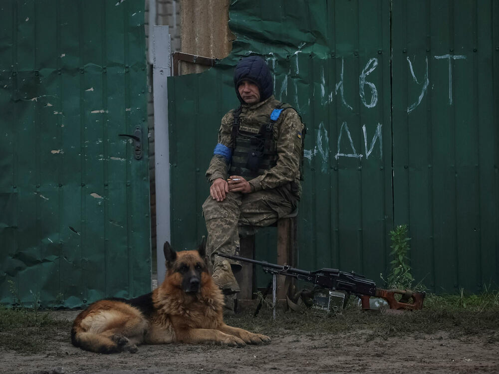 Ukrajinski vojnik juče u nedavno oslobođenom Izjumu