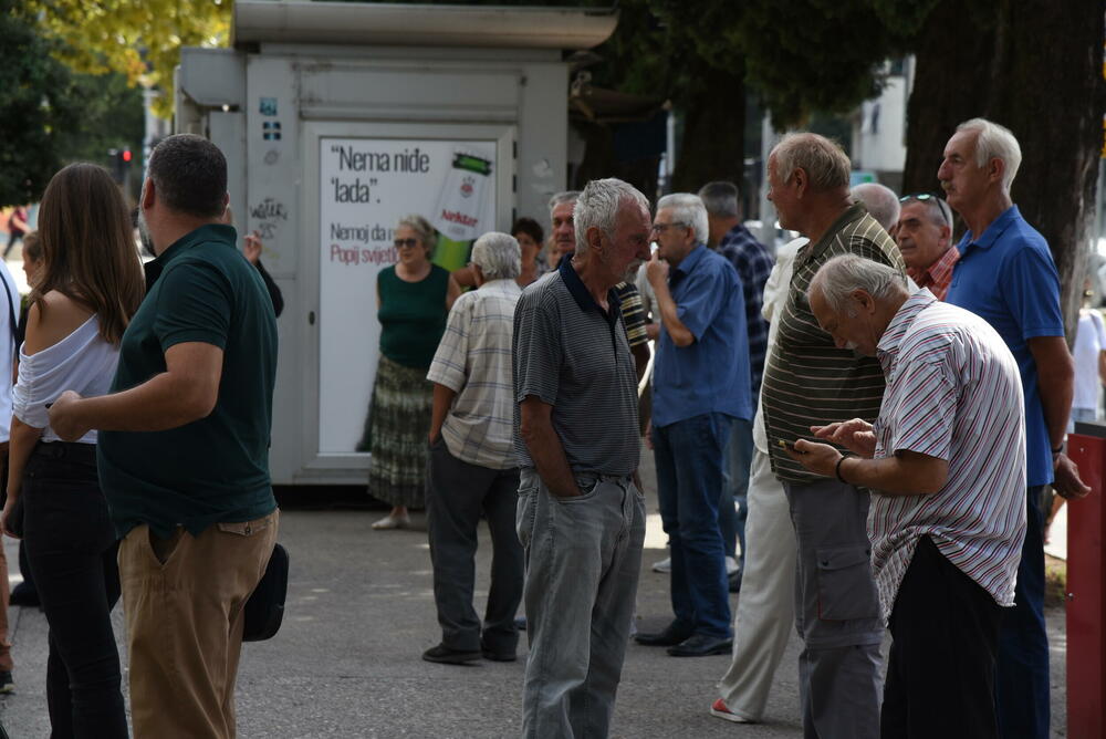 <p>Sa protesta pružena podrška direktoru Ranku Aligrudiću da nastavi sa radom i ispitivanjem zloupotreba, od Vlade zatraženo da dodatno poveća penzije i ispravi nepravdu prema penzionerima sa srazmjernim penzijama</p>