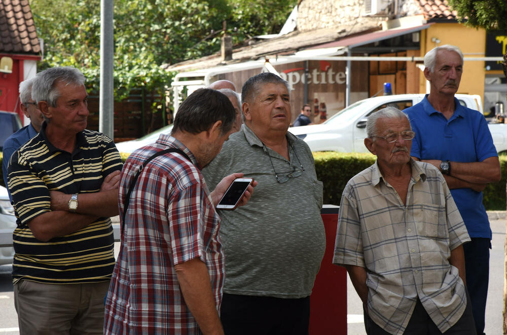<p>Sa protesta pružena podrška direktoru Ranku Aligrudiću da nastavi sa radom i ispitivanjem zloupotreba, od Vlade zatraženo da dodatno poveća penzije i ispravi nepravdu prema penzionerima sa srazmjernim penzijama</p>