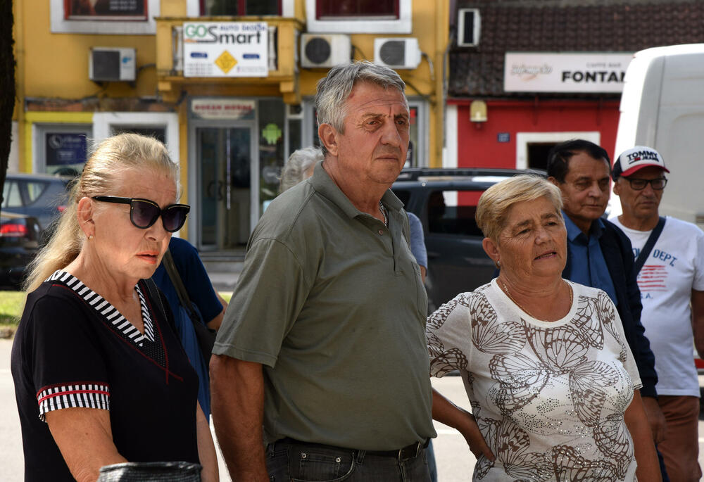 <p>Sa protesta pružena podrška direktoru Ranku Aligrudiću da nastavi sa radom i ispitivanjem zloupotreba, od Vlade zatraženo da dodatno poveća penzije i ispravi nepravdu prema penzionerima sa srazmjernim penzijama</p>