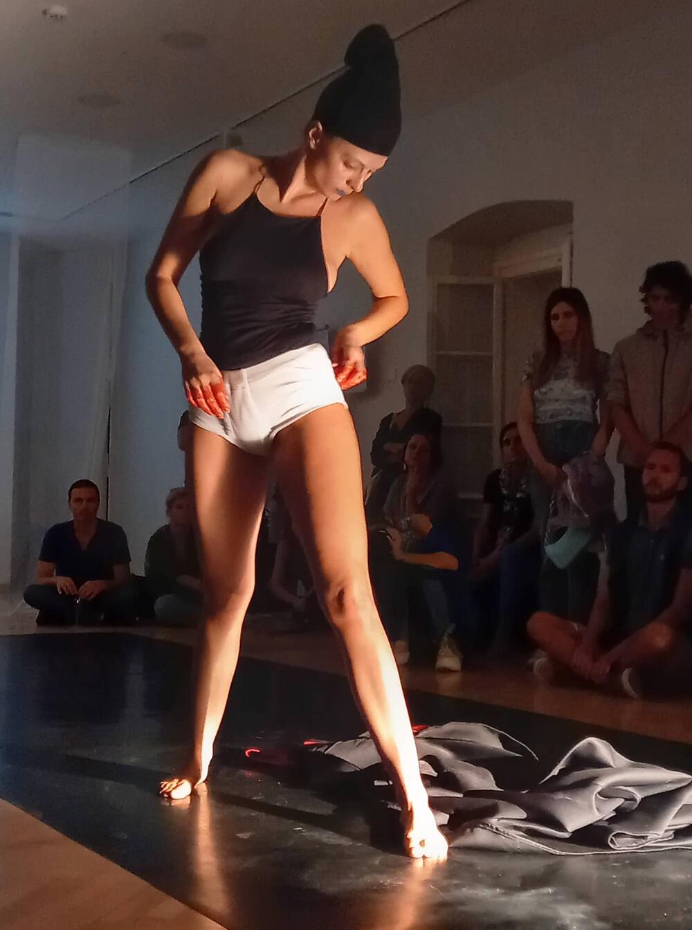 <p>Mi žene sve što je šokantno prolazimo same, i zašto onda ne bih sve to pokazala ljudima”, poručuje angažovana umjetnica iz Tivta koja se predstavlja u Podgorici, u galeriji “Perjanički dom”</p>