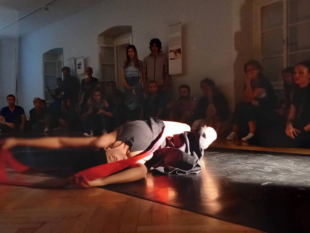 <p>Mi žene sve što je šokantno prolazimo same, i zašto onda ne bih sve to pokazala ljudima”, poručuje angažovana umjetnica iz Tivta koja se predstavlja u Podgorici, u galeriji “Perjanički dom”</p>