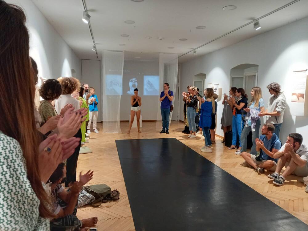 <p>Mi žene sve što je šokantno prolazimo same, i zašto onda ne bih sve to pokazala ljudima”, poručuje angažovana umjetnica iz Tivta koja se predstavlja u Podgorici, u galeriji “Perjanički dom”</p>
