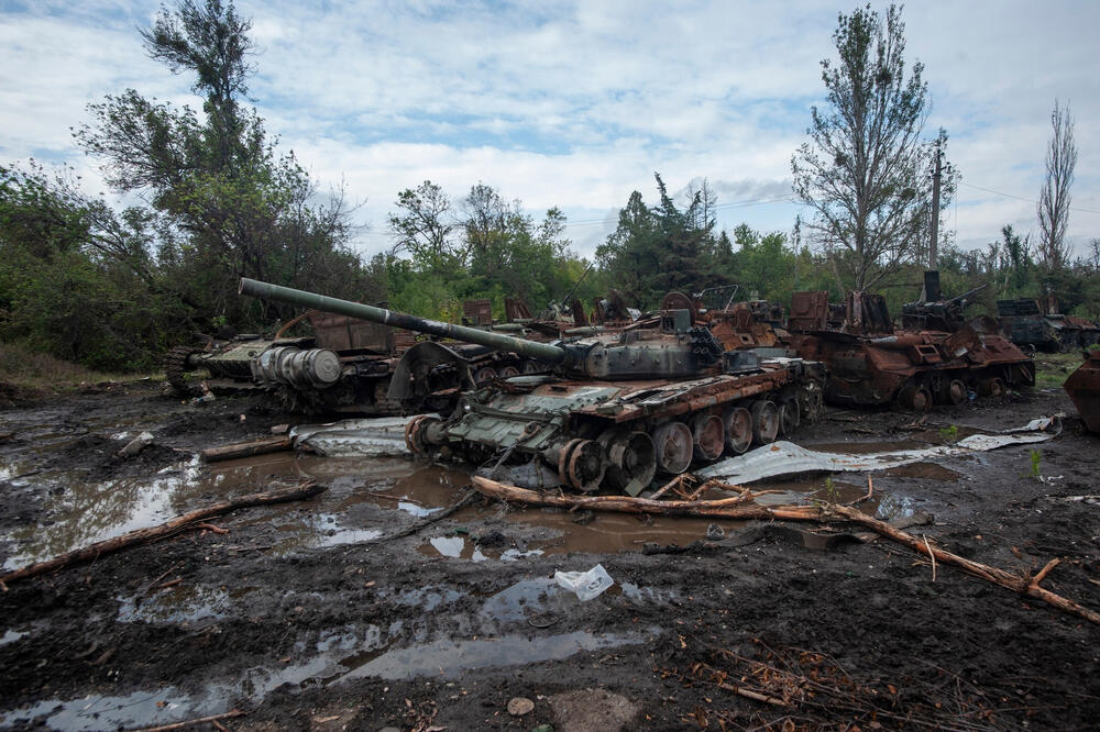 Ruski tenkovi i oklopni transporteri uništeni tokom operacije ukrajinskih oružanih snagau blizini grada Izjum, Foto: Reuters