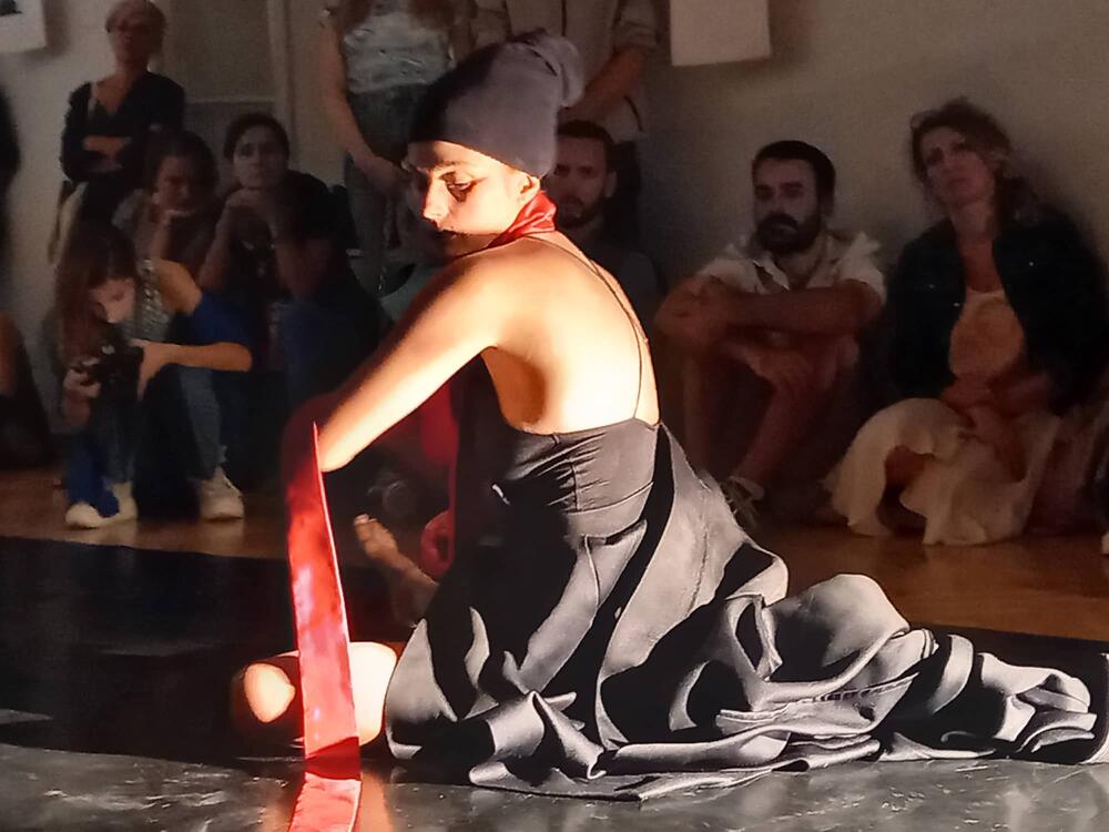 <p>Mi žene sve što je šokantno prolazimo same, i zašto onda ne bih sve to pokazala ljudima”, poručuje angažovana umjetnica iz Tivta koja se predstavlja u Podgorici, u galeriji “Perjanički dom”</p>