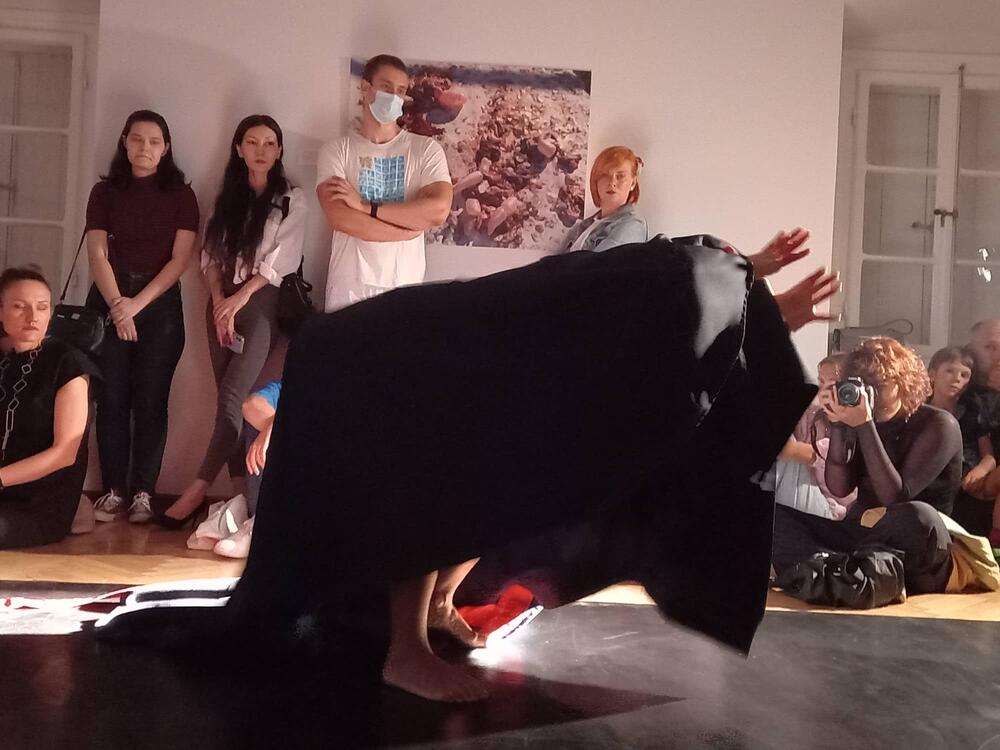 <p>Mi žene sve što je šokantno prolazimo same, i zašto onda ne bih sve to pokazala ljudima”, poručuje angažovana umjetnica iz Tivta koja se predstavlja u Podgorici, u galeriji “Perjanički dom”</p>