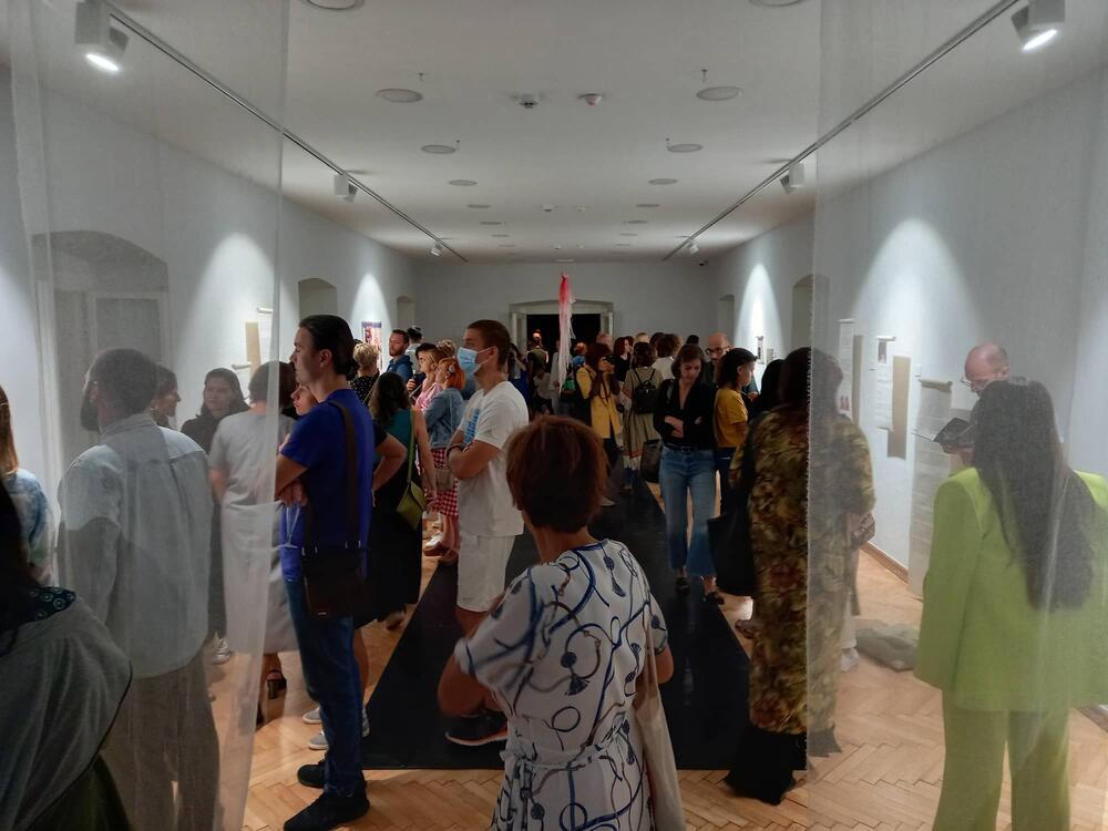 <p>Mi žene sve što je šokantno prolazimo same, i zašto onda ne bih sve to pokazala ljudima”, poručuje angažovana umjetnica iz Tivta koja se predstavlja u Podgorici, u galeriji “Perjanički dom”</p>