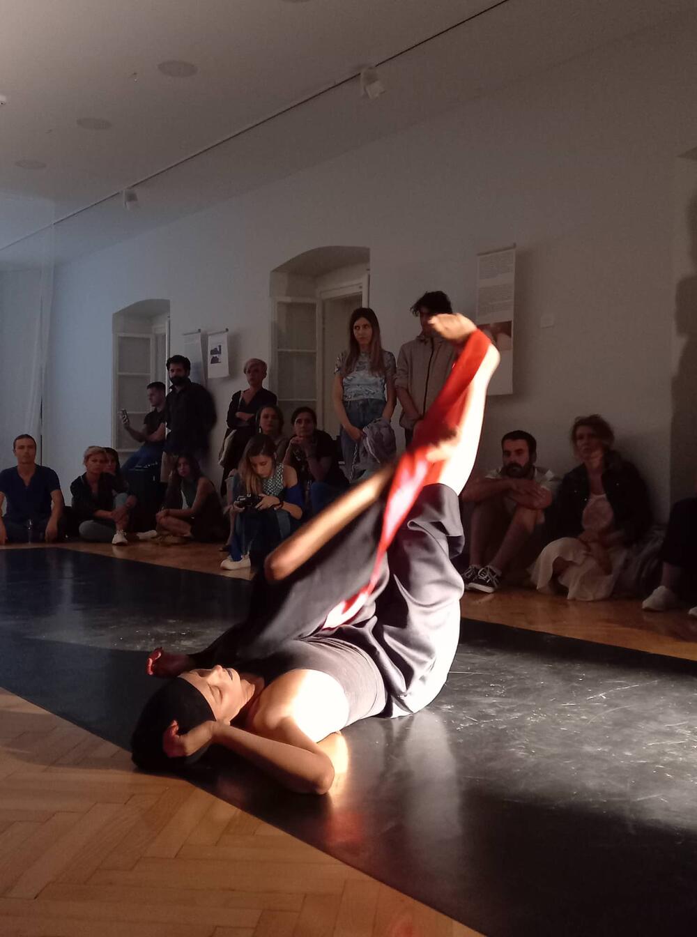 <p>Mi žene sve što je šokantno prolazimo same, i zašto onda ne bih sve to pokazala ljudima”, poručuje angažovana umjetnica iz Tivta koja se predstavlja u Podgorici, u galeriji “Perjanički dom”</p>