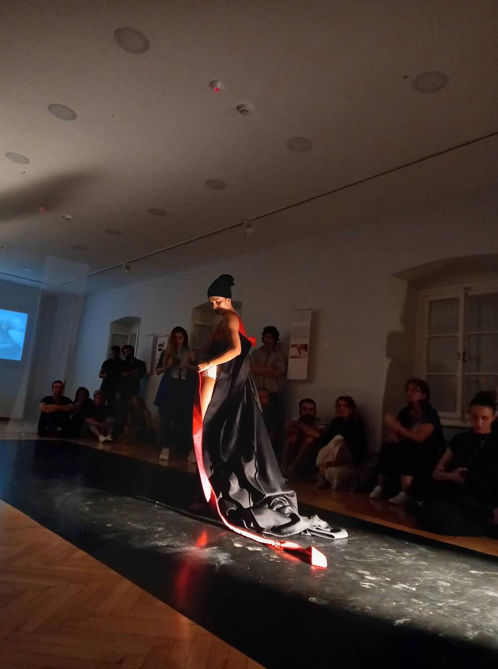 <p>Mi žene sve što je šokantno prolazimo same, i zašto onda ne bih sve to pokazala ljudima”, poručuje angažovana umjetnica iz Tivta koja se predstavlja u Podgorici, u galeriji “Perjanički dom”</p>