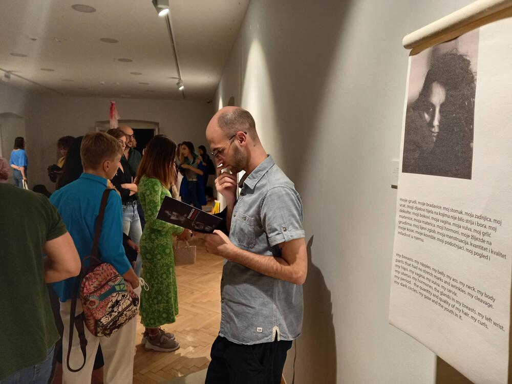 <p>Mi žene sve što je šokantno prolazimo same, i zašto onda ne bih sve to pokazala ljudima”, poručuje angažovana umjetnica iz Tivta koja se predstavlja u Podgorici, u galeriji “Perjanički dom”</p>