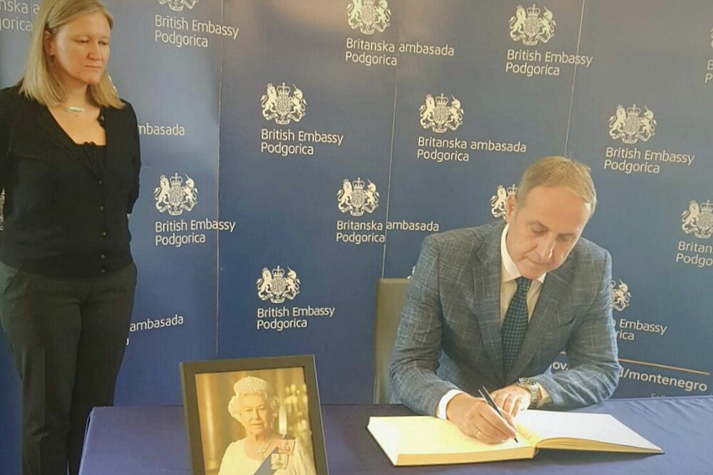 Popović se upisuje u Knjigu žalosti, Foto: LP