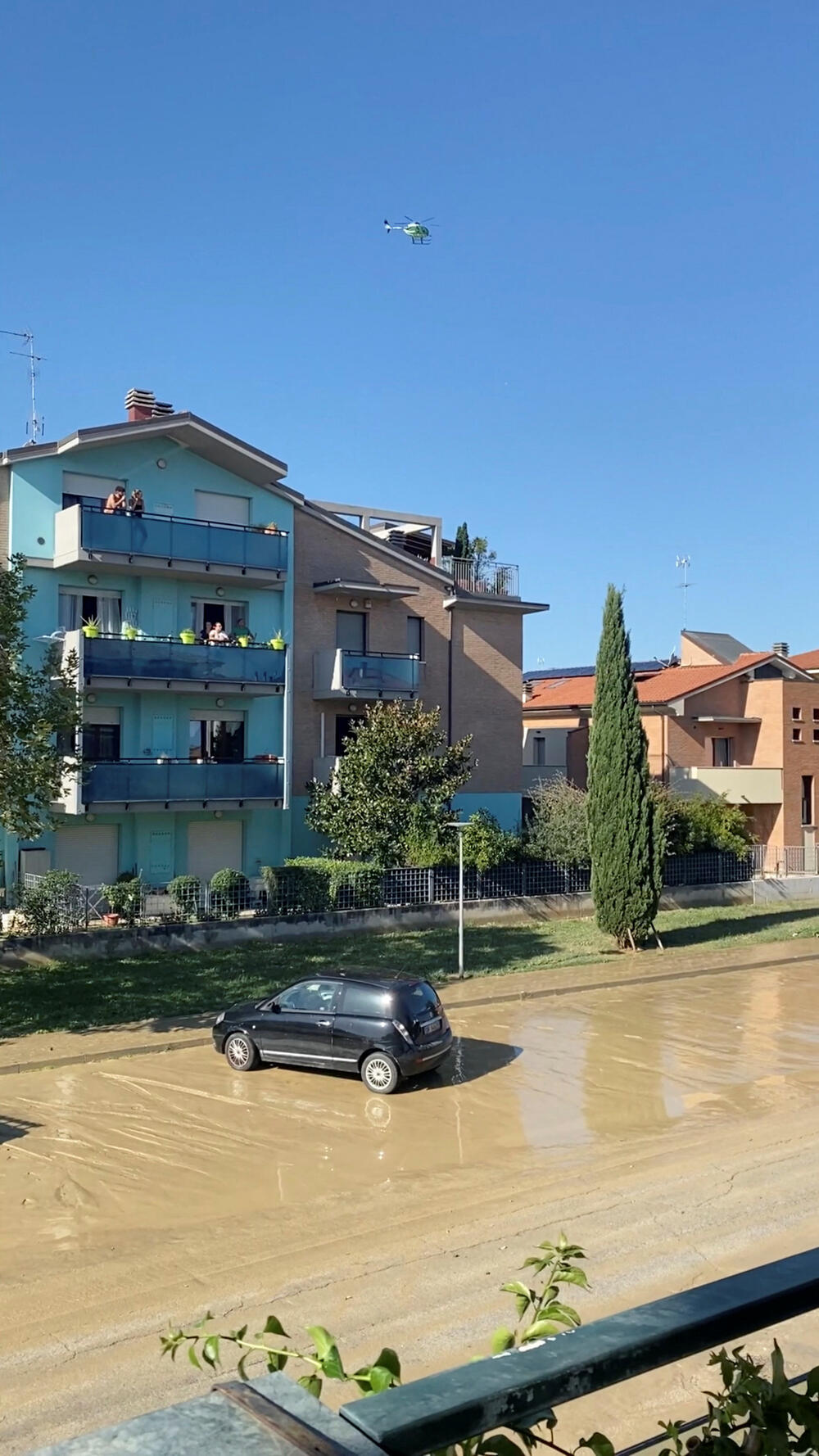 <p>Bujične vode poplavile su garaže i podrume i izbijale vrata, kola su nošena i bacana jedna na druga, a neka polja blizu mora bila su više metara pod vodom<br /> </p>