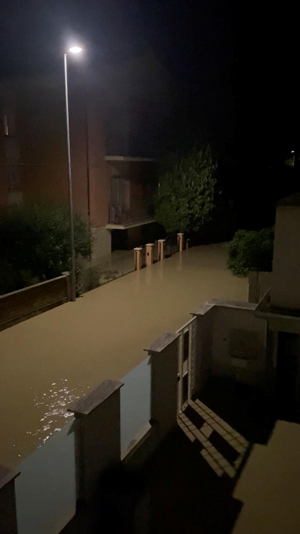 <p>Bujične vode poplavile su garaže i podrume i izbijale vrata, kola su nošena i bacana jedna na druga, a neka polja blizu mora bila su više metara pod vodom<br /> </p>