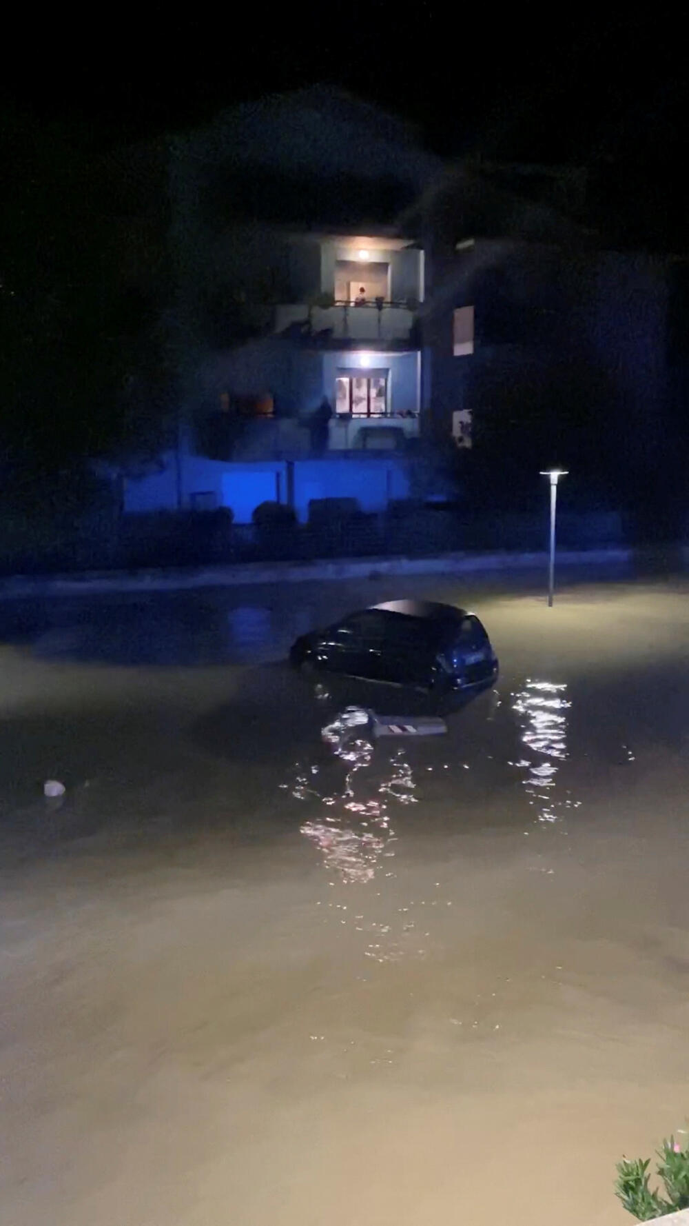 <p>Bujične vode poplavile su garaže i podrume i izbijale vrata, kola su nošena i bacana jedna na druga, a neka polja blizu mora bila su više metara pod vodom<br /> </p>